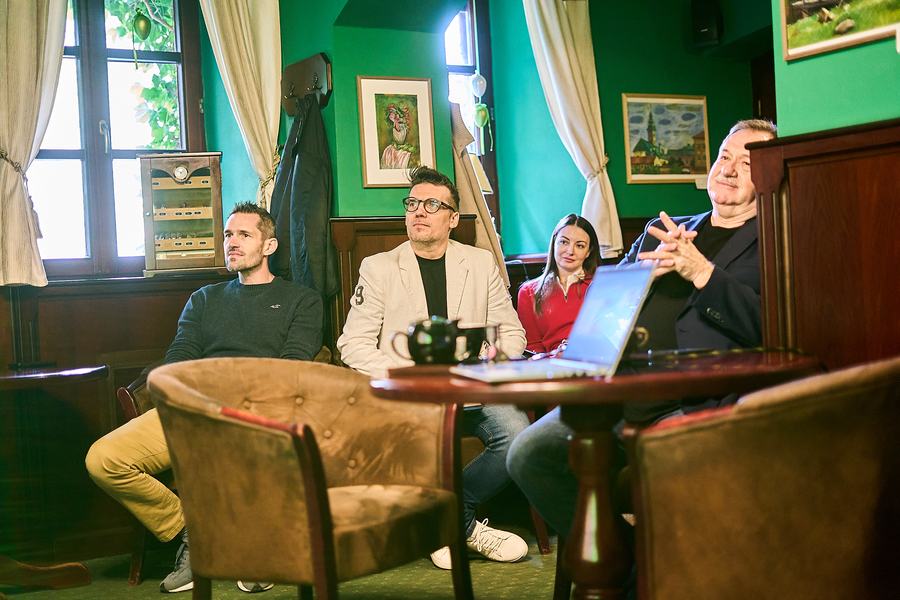 Členovia klubu v salóniku počas stretnutia