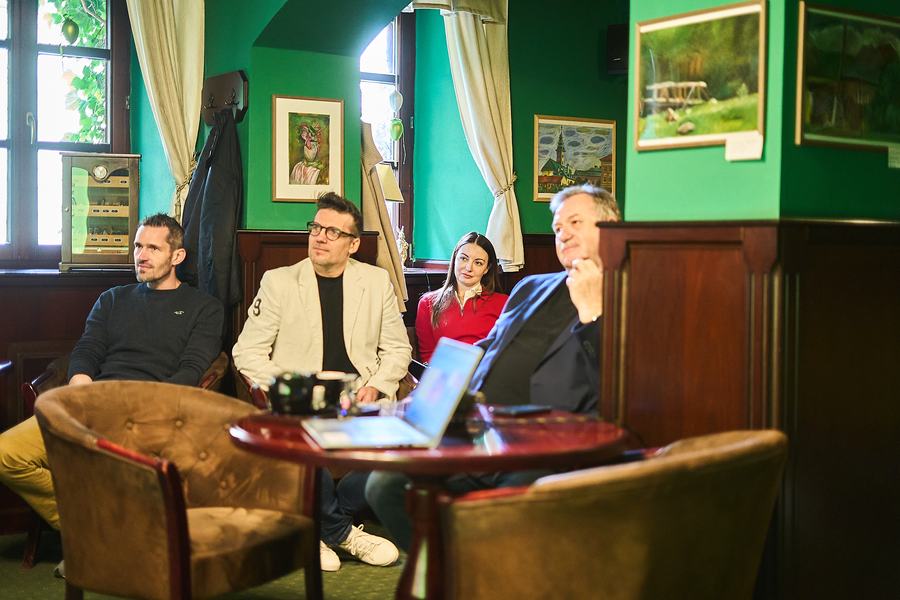 Skupina účastníkov stretnutia